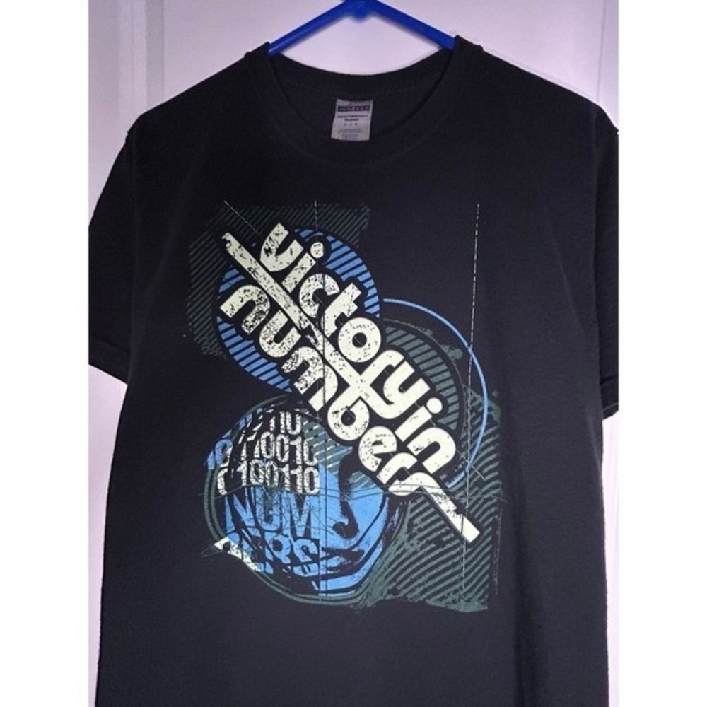 Vintage Y2k "Victory In Numbers" Music Band T-Shirt Mens‎ Size Medium No Flaws